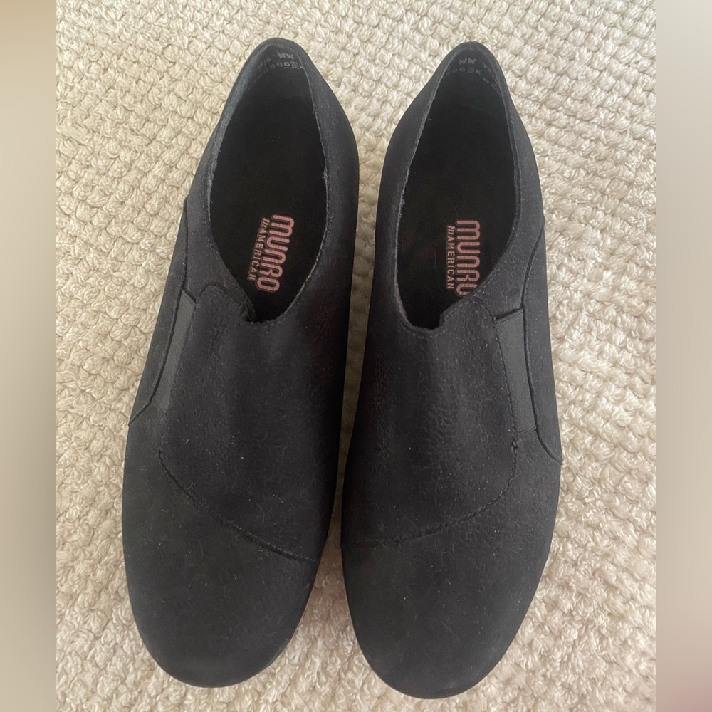 Munro Black Slip-On Shoes size 7.5 WW